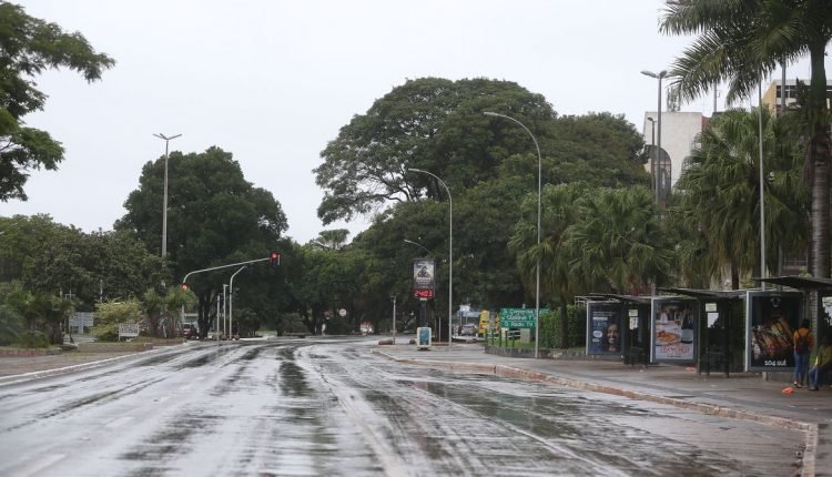 Avenida W3 Sul praticamente vazia na manhã 3ª feira